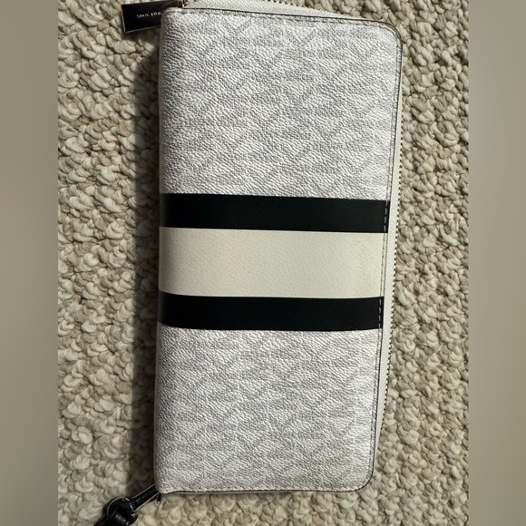 Michael Kors Large Logo Continental Wallet - Picture 5 of 5